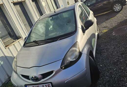 Toyota 1.0i VVT-i Car Dance