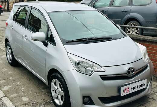 Toyota 1.33i ESSENCE AIRCO GPS EURO5