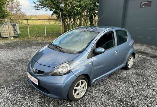 Toyota 1.0 TEAM essence AIRCO 5 portes