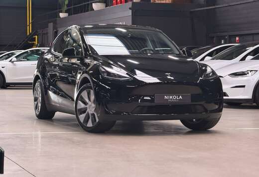 Tesla REAR WHEEL DRIVE - TOW HOOK - AUTOPILOT ACTIVE  ...