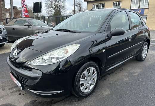 Peugeot + 1.1i Trendy 5portes 1er proprio avec carnet