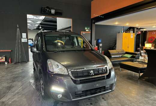 Peugeot OUTDOOR 1.2 - PANO-A/C-NAVI-MEDIA/TEL-LIM/REG ...