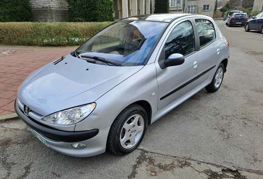 Peugeot 1.4i XT -1er proprietaire-  Clim- toit panora ...