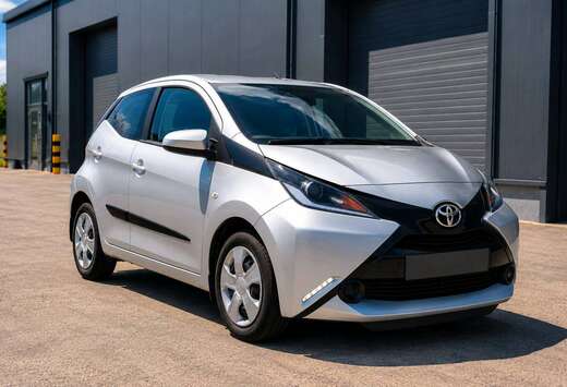 Toyota Aygo 1.0i VVT-i x-play   Slechts 67.700 km  5  ...