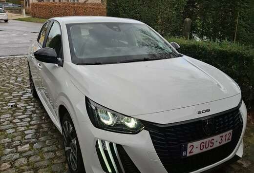 Peugeot 1.2i Mild Hybrid Style. Automatic