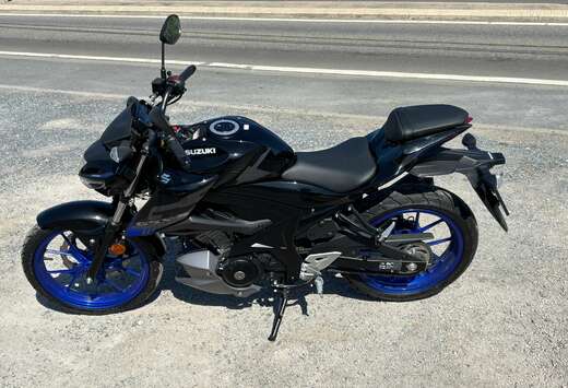 Suzuki Noire jantes bleue