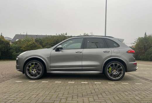 Porsche S E-Hybrid Platinum Edition