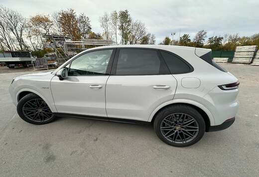 Porsche Cayenne E-Hybrid 3.0 Turbo V6 (346 kW)