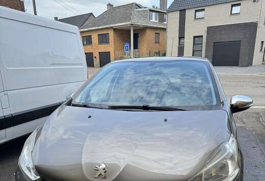 Peugeot 1.2 VTi 82ch BVM5 Allure