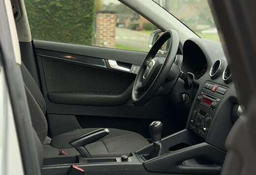 Audi Sportback 1.6i 16v FSI Attraction