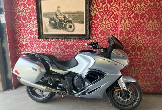 Triumph 1215SE