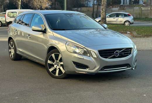 Volvo 2.4 D5 4WD Momentum R-Design Geartronic