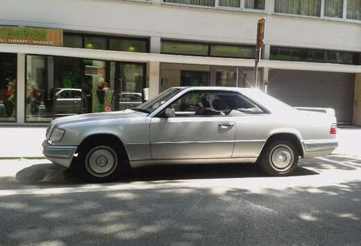 Mercedes-Benz W124 E220 Coupé