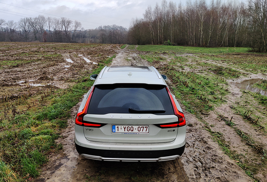 Volvo V90 Cross Country B5 AWD Hybrid : garde forestier de luxe
