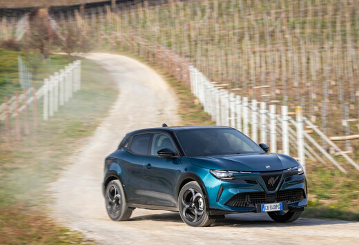 Review Alfa Romeo Junior Q4 (2025) – quattro trazioni #1