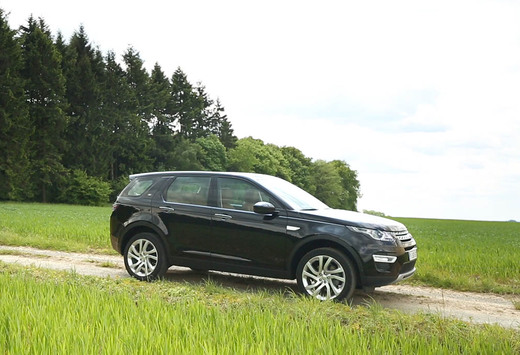 Ook Land Rover surft graag mee op de wave van de SUV's. Ondermeer met de Discovery Sport die wordt toegevoegd aan het Evoque-aanbod, maar dan wel met gezinsambities.  
