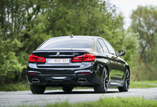De nieuwe BMW 5-Reeks pakt vooral uit met connectiviteit en rijhulpsystemen: het leven aangenamer maken in de file en online een parkeerplaats kunnen zoeken, daar lijkt het tegenwoordig om te draaien, eerder dan om 