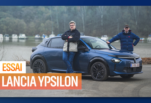 Lancia tente de se redéployer en Europe avec un modèle au nom mythique : Ypsilon. Cette petite citadine, essayée ici dans sa version électrique 156 ch, adopte ainsi un certain nombre de gimmicks, comme autant de clins d’œil au passé et de références à une riche histoire. Est-ce suffisant pour faire oublier les appellations magiques d’antan ? Réponse dans notre essai vidéo.
 
Si on avait pu la croire morte, Lancia continuait pourtant à vivre sur son marché domestique, l’Italie, avec un seul modèle affichant une bonne quinzaine d’années au compteur de sa longévité, puisqu’il datait de 2011. Pour se refaire une virginité sur le marché européen, Lancia, intégrée au giron Stellantis, dévoile une nouvelle génération d’Ypsilon, logiquement basée sur les dessous des Peugeot 208 et autres Opel Corsa. L’Ypsilon Electric cache donc une technologie connue, mais bénéficie d’attentions qui lui permettent de se démarquer sur le marché. Amateur de sièges en velours bleu à la mode seventies ? Ceci est pour vous !