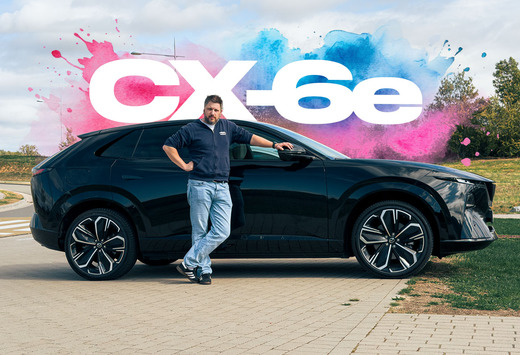 Avec le nouveau CX-6e, Mazda poursuit son offensive électrique avec un SUV qui marque une nouvelle étape dans son évolution. Design soigné, habitacle technologique et ambitions familiales : le CX-6e se veut différent sans perdre l’identité propre à Mazda.