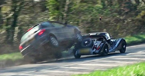 Une Morgan Harponn 233 E Par Une Peugeot Moniteur Automobile