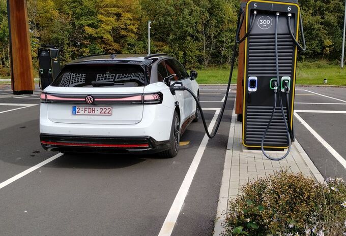 Volkswagen ID.7 Tourer en charge rapide dans une station Fastned sur une borne rapide DC ComboCCS 300 kW