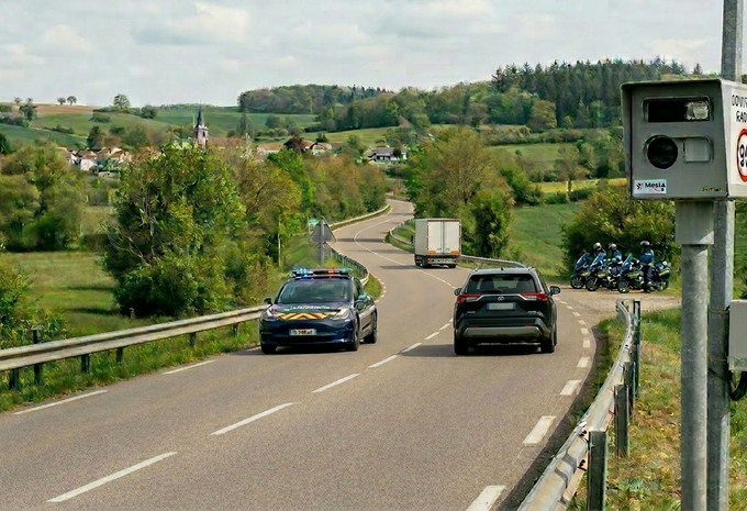 Route européenne avec un radar et la police prête à contrôler et intervenir pour les limitations de vitesse