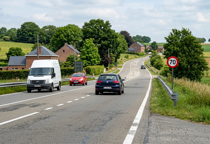 Route belge avec signalisation routière. Comment conduire en Belgique ?