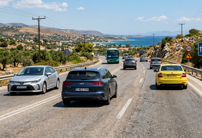 Paysage routier grec avec signalisation routière et une voiture belge sur la route