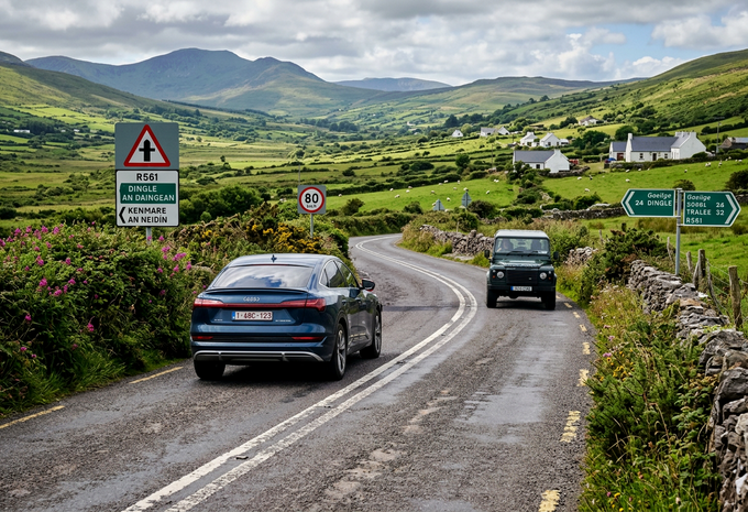 Route en Irlande avec voiture immatriculée en Belgique et signalisation routière irlandaise