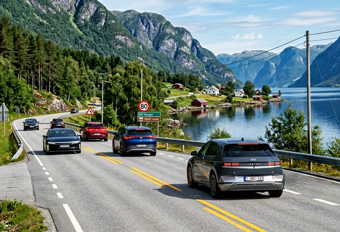 Route norvégienne près d'un fjord avec une voiture immatriculée en Belgique