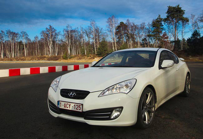 Hyundai Genesis Coupé 2.0 T Sport