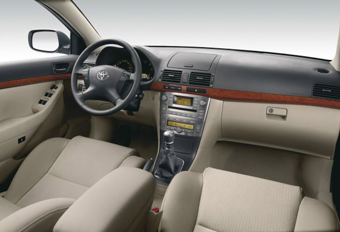 Toyota Avensis Sedan 2.0 D-4D Linea Sol