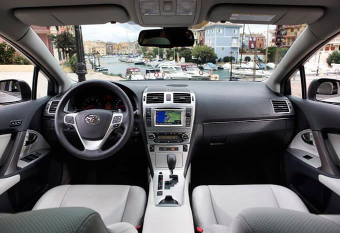 Toyota Avensis Sedan 2.0 D-4D Premium