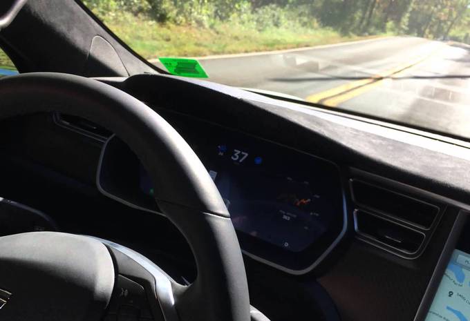 Vidéo : Le pilotage auto de la Tesla a buggé #1