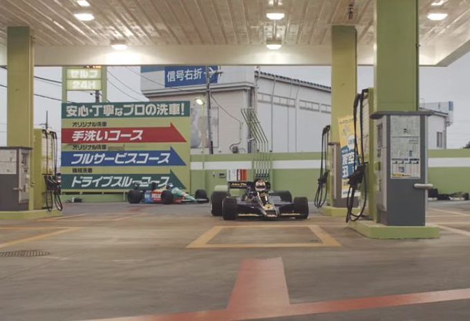 F1-wagens losgelaten op de weg in Japan #1