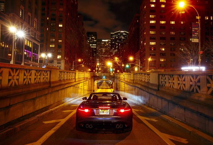 Jaguar laat de F-Type SVR los in een tunnel in New York #1