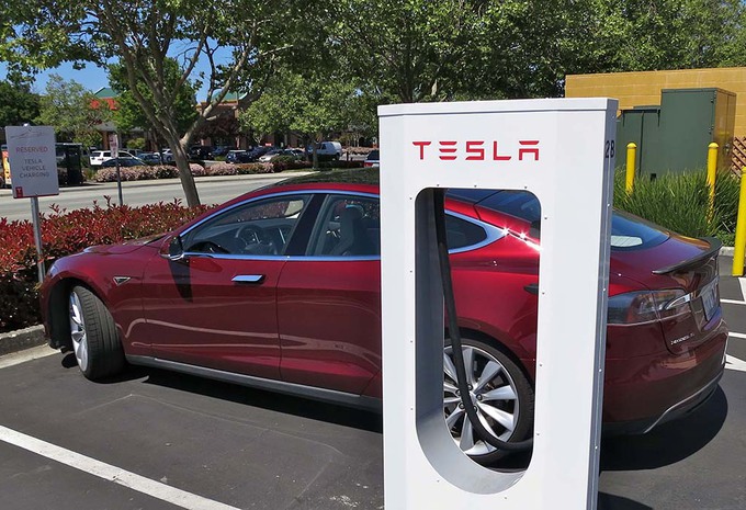 Tesla : les bornes rapides payantes pour les Model 3 #1