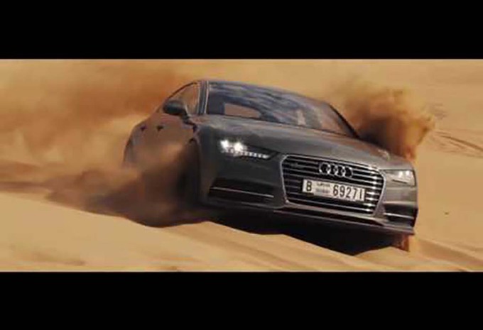 Audi A7: driftend in de woestijn van Dubai #1