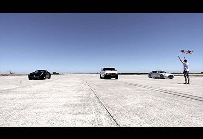 Elektrisch busje droogt Tesla Model S en Ferrari California T af #1