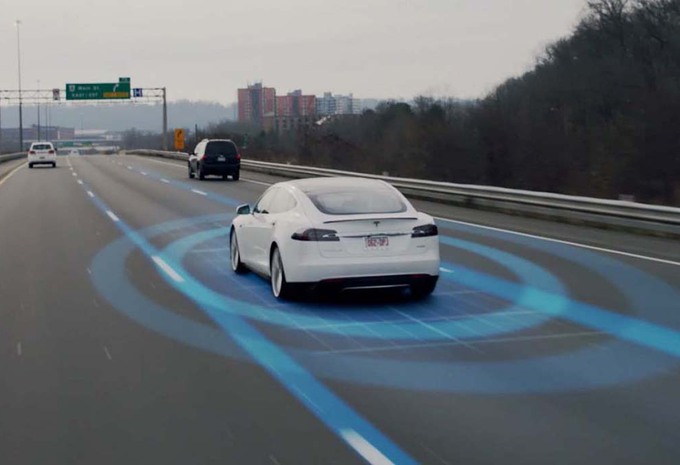 Tesla maakt Autopilot slimmer #1
