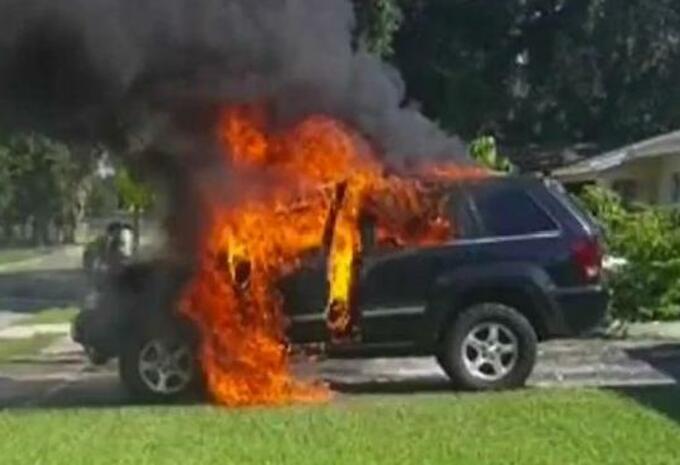 Une Jeep prend feu à cause d’un Smartphone #1