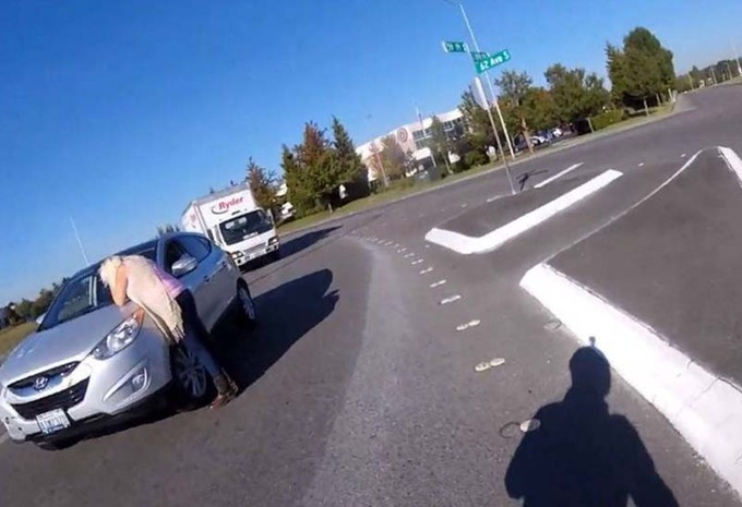 ONGEWOON – Vrouw rijdt zoon op motorfiets omver   #1