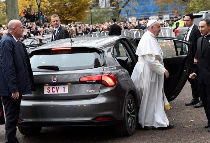 ONGEZIEN – paus Franciscus in Fiat Tipo #1