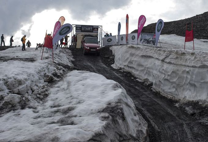 Le Range Rover Sport descend l’enfer du ski #1