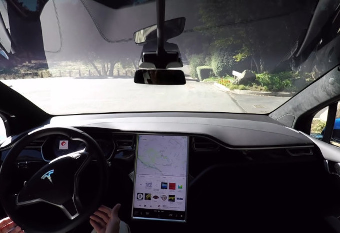 Tesla peaufine son pilotage automatique #1