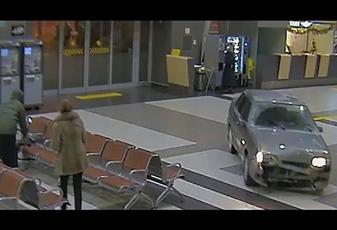 INSOLITE – Ivre, il traverse l’aéroport en voiture #1