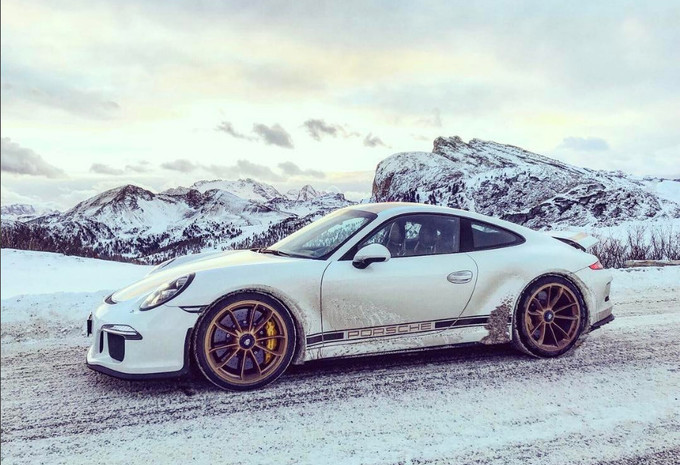 Per Porsche 911 R over een besneeuwde bergpas #1