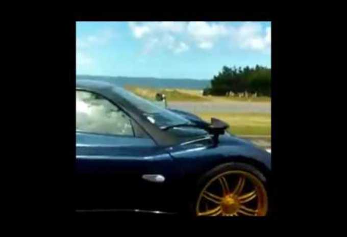 Hij probeert een Pagani Zonda te filmen en rijdt hem daarbij aan #1