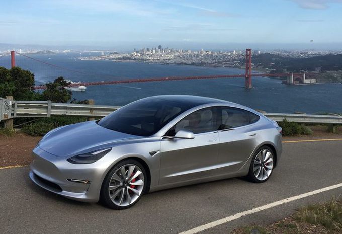 Adidas eist dat Tesla het logo van de Model 3 verandert #1