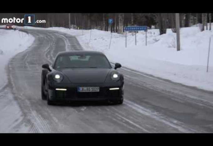Porsche 911-992 in de sneeuw #1